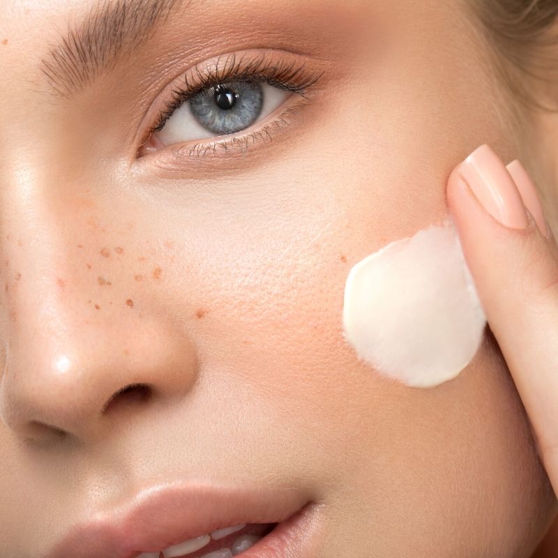 Gesichtspflege mit Creme